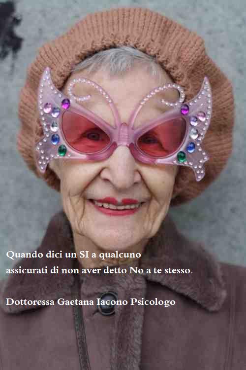 donna anziana con occhiali