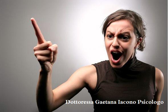 donna con dito puntato