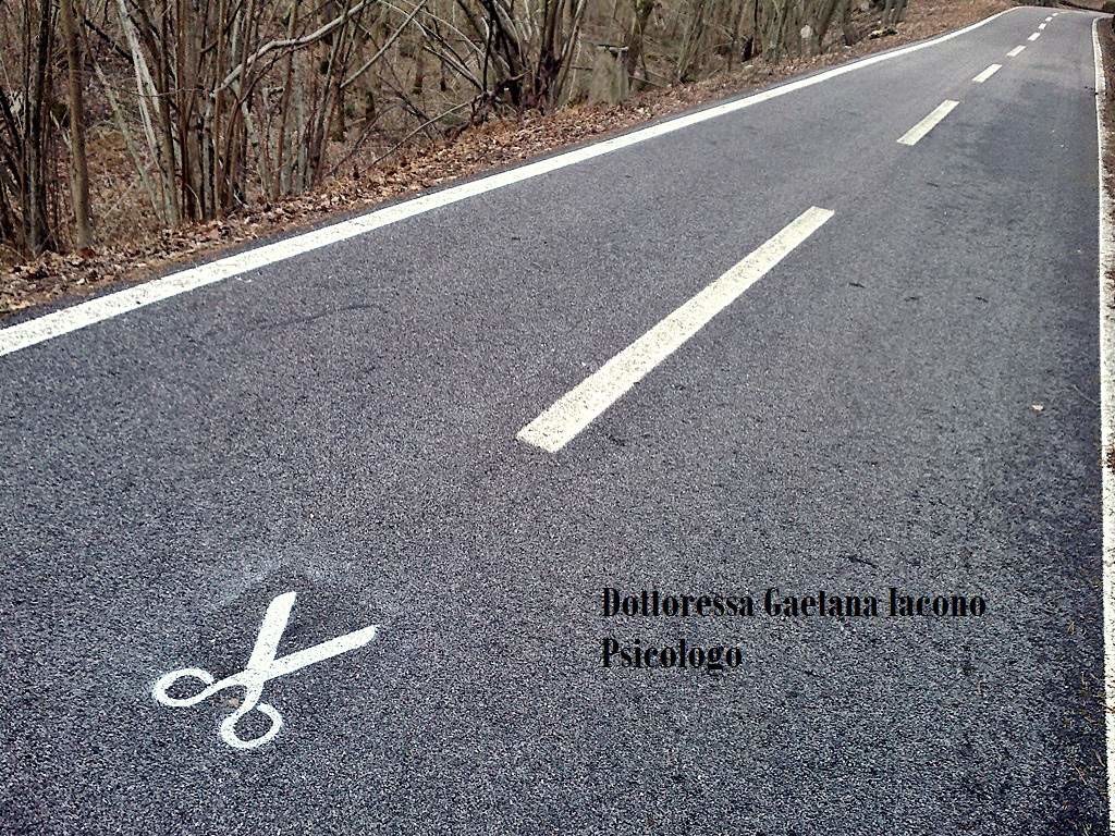 strada con forbice disegnata