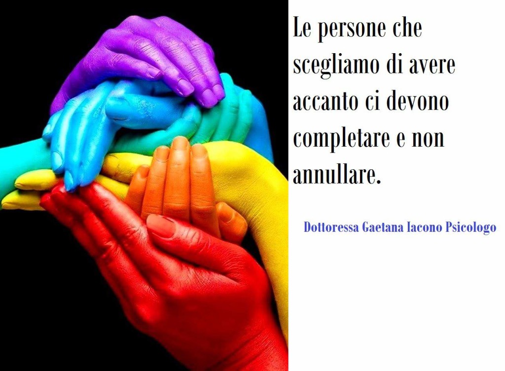 mani colorate intrecciate