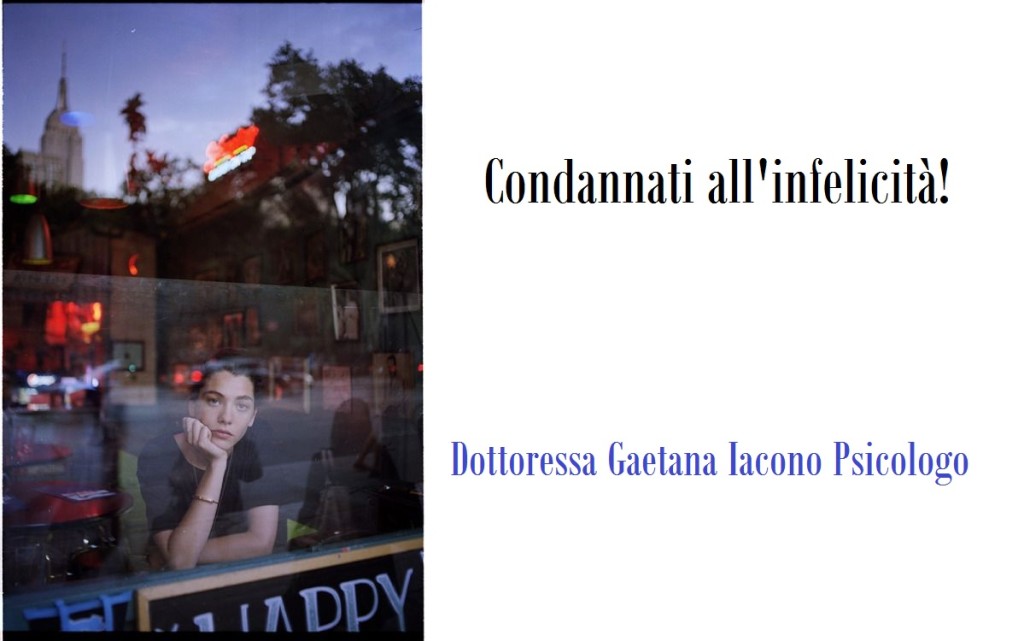 donna che guarda da una vetrina