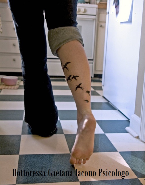 gambe con tatuaggio di uccelli