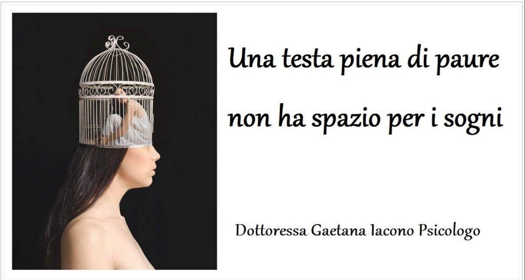 donna con testa ingabbiata