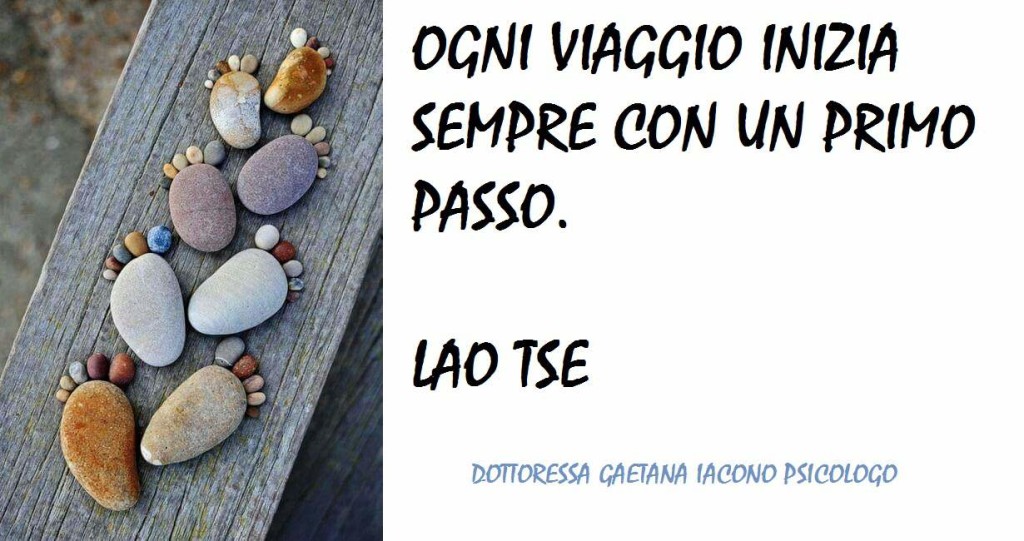 impronte di piedi fatte di sassi