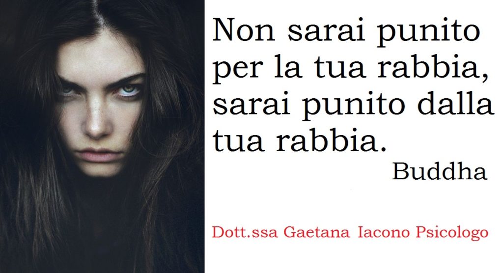 donna dallo sguardo arrabbiato