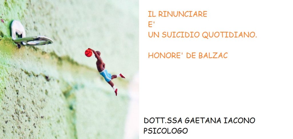 pupazzo che fa canestro