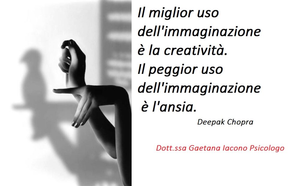 mani che proiettano un'ombra a forma di uccello